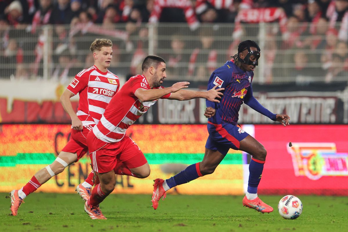 BERLIN, GERMANY - DECEMBER 12: Yan Diomande of RB Leipzig eludes Rani Khedira of 1. FC Union Berlin during the Bundesliga match between 1. FC Union Berlin and RB Leipzig at Stadion An der Alten Foersterei on December 12, 2025 in Berlin, Germany. (Photo by Boris Streubel/Getty Images)