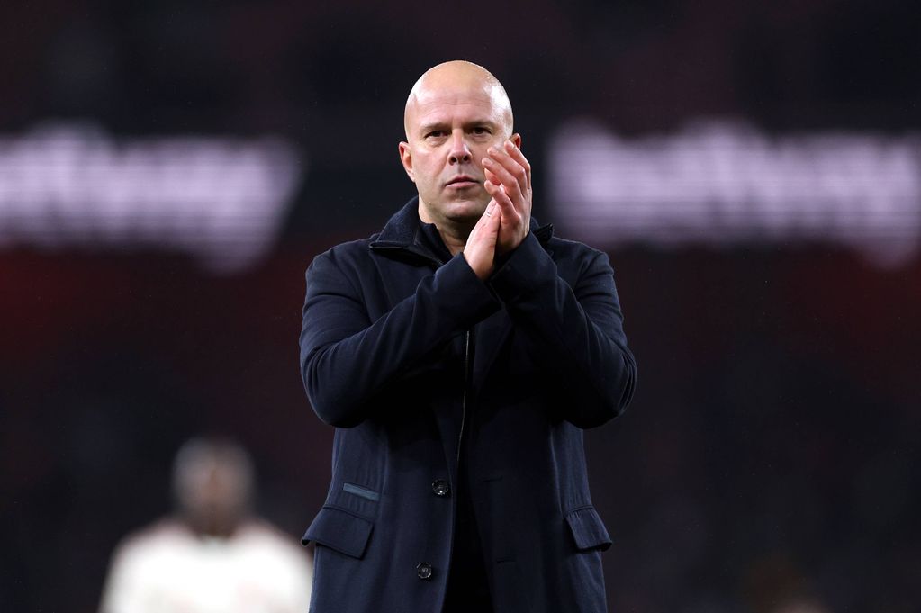 LONDON, ENGLAND - JANUARY 08: Arne Slot, Manager of Liverpool, applauds fans after the Premier League match between Arsenal and Liverpool at Emirates Stadium on January 08, 2026 in London, England. (Photo by Justin Setterfield/Getty Images)