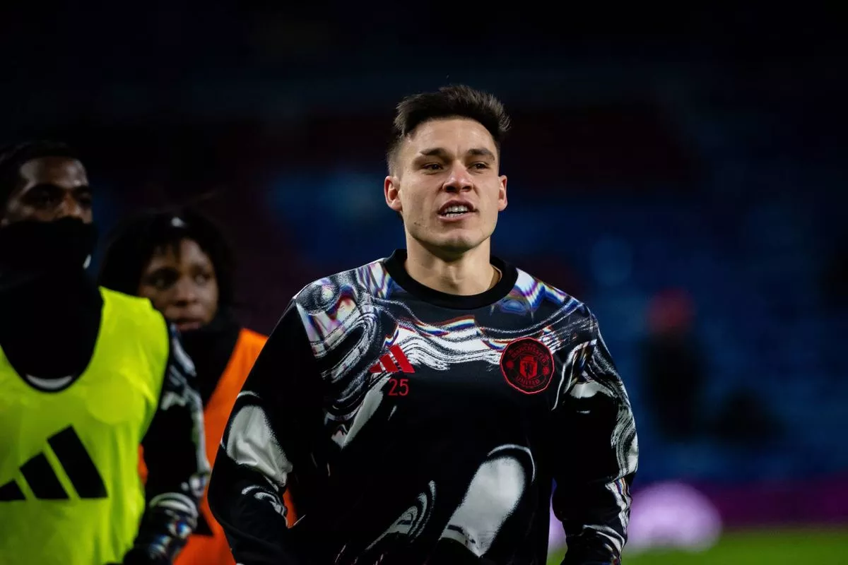 Manuel Ugarte warms up