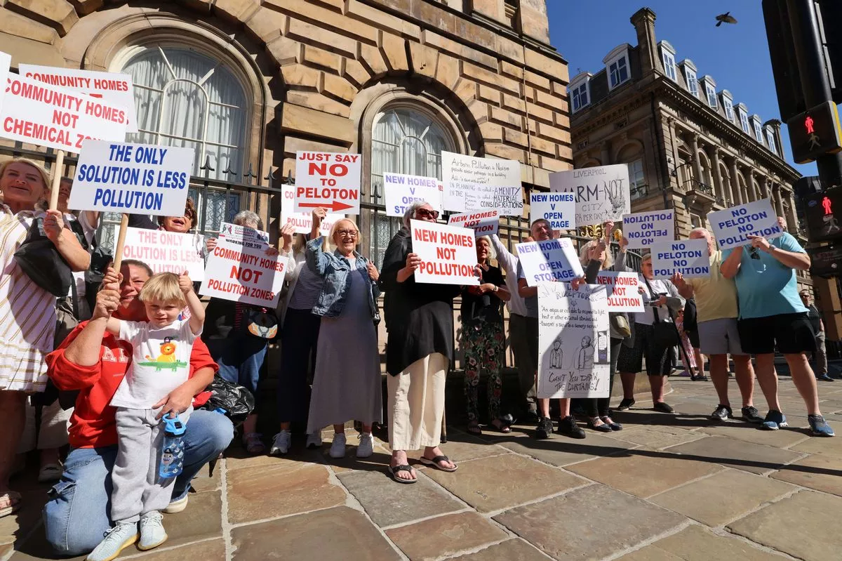 Garston community protest outside Liverpool Town Hall. Photo by Colin Lane