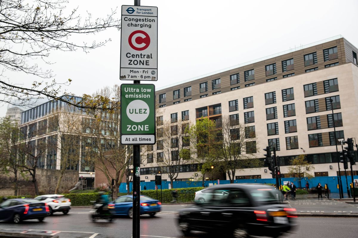 A green sign shows the London's Ultra Low Emissions Zone (ULEZ) and Congestion Charge zone above it 