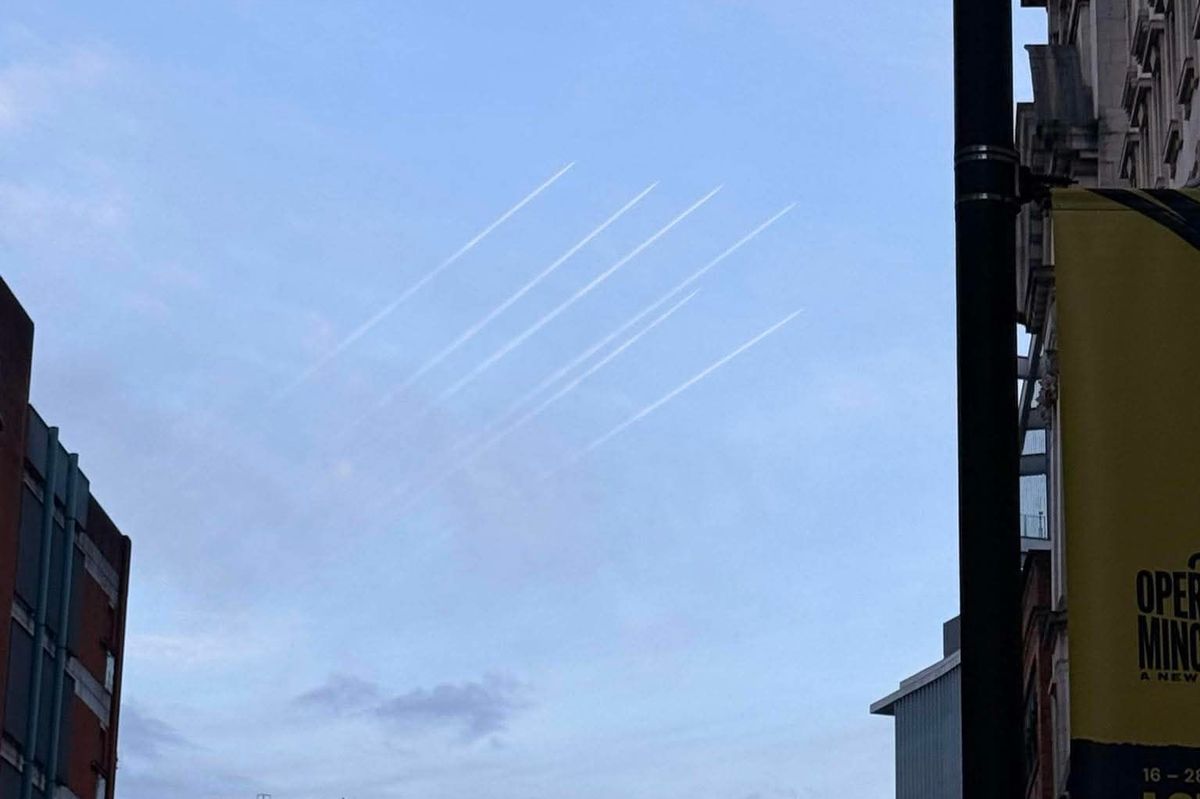 Plane formation spotted flying over Manchester city centre 