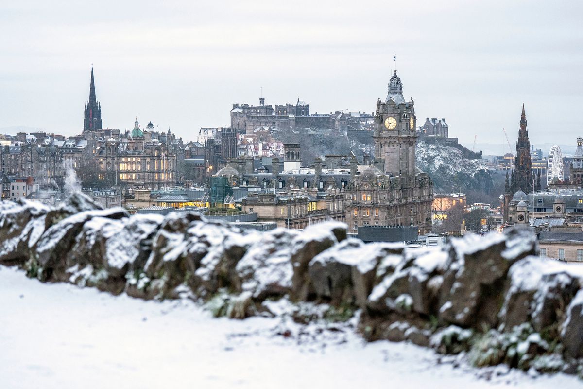 Edinburgh city centre covered with a dusting of snow. Storm Goretti continues to batter the UK with tens of thousands of Britons across the country facing widespread power cuts, travel disruption and school closures. Picture date: Friday January 9, 2026. PA Photo. Photo credit should read: Jane Barlow/PA Wire