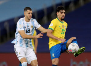 Lucas Paqueta, Guido Rodriguez. (REUTERS/Amanda Perobelli)