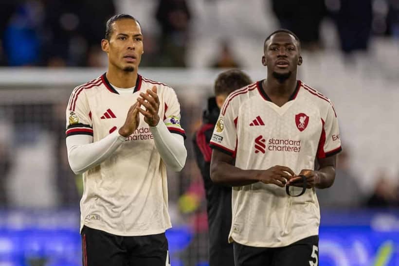 LONDON, ENGLAND - Sunday, November 30, 2025: Liverpool's captain Virgil van Dijk (L) and Ibrahima Konaté applaud the supporters after the FA Premier League match between West Ham United FC and Liverpool FC at the London Stadium. Liverpool won 2-0. (Photo by David Rawcliffe/Propaganda)