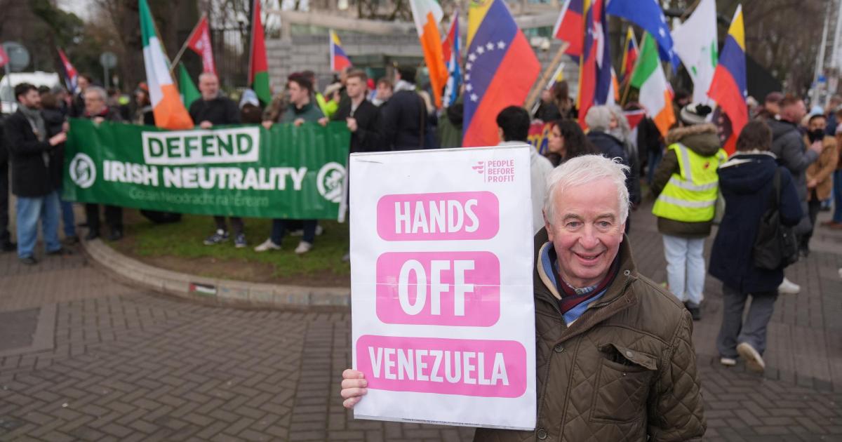 Anti-US rally met by Venezuelan counter-protesters in Dublin