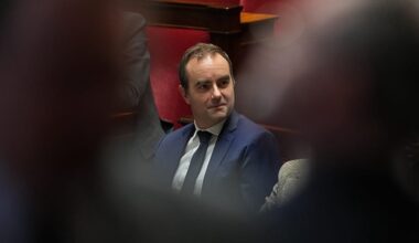 Could France head to early elections as the government faces two no-confidence votes?