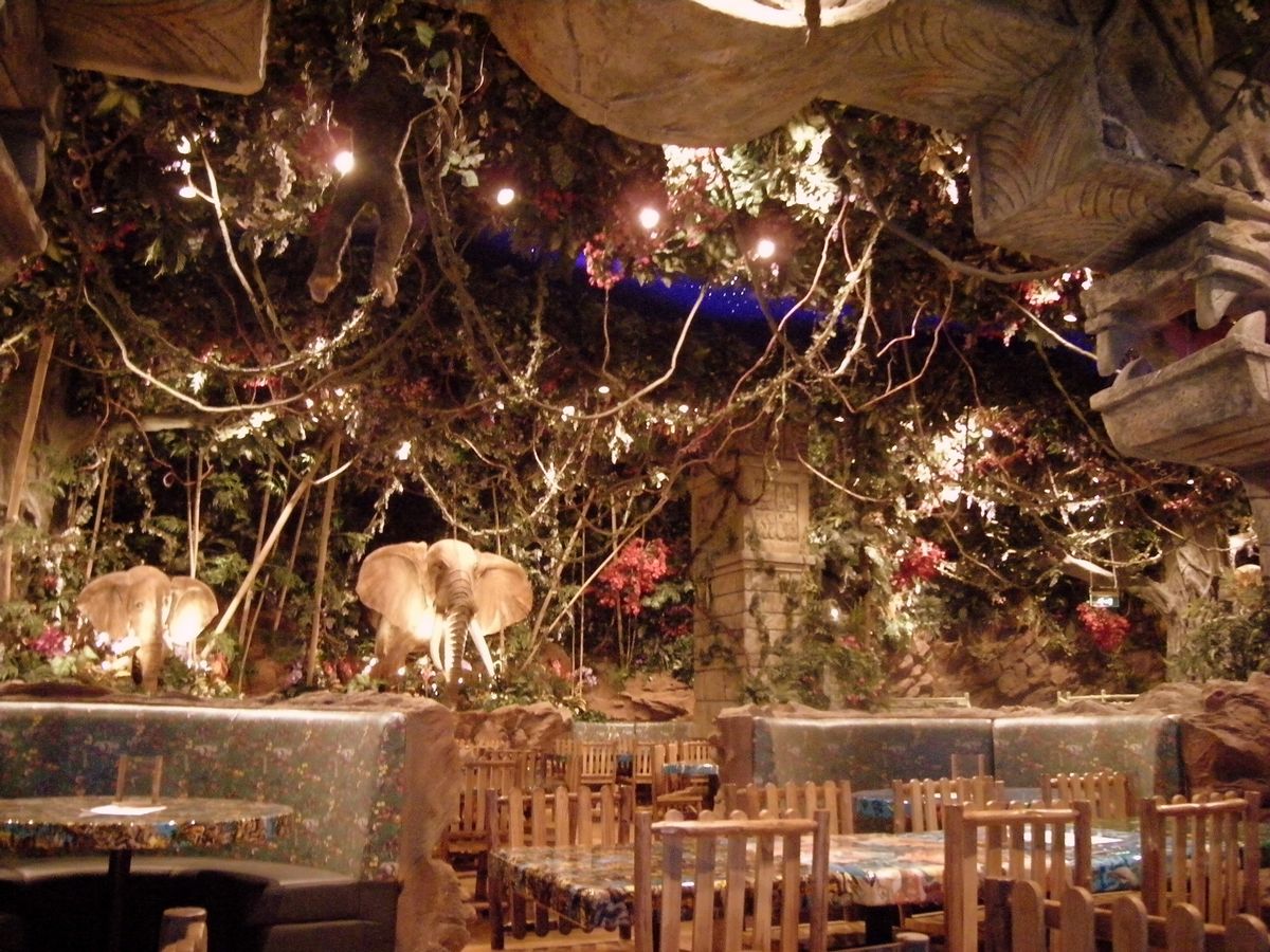 Rainforest Cafe came complete with robot animals, thunderstorms, and jungle mists