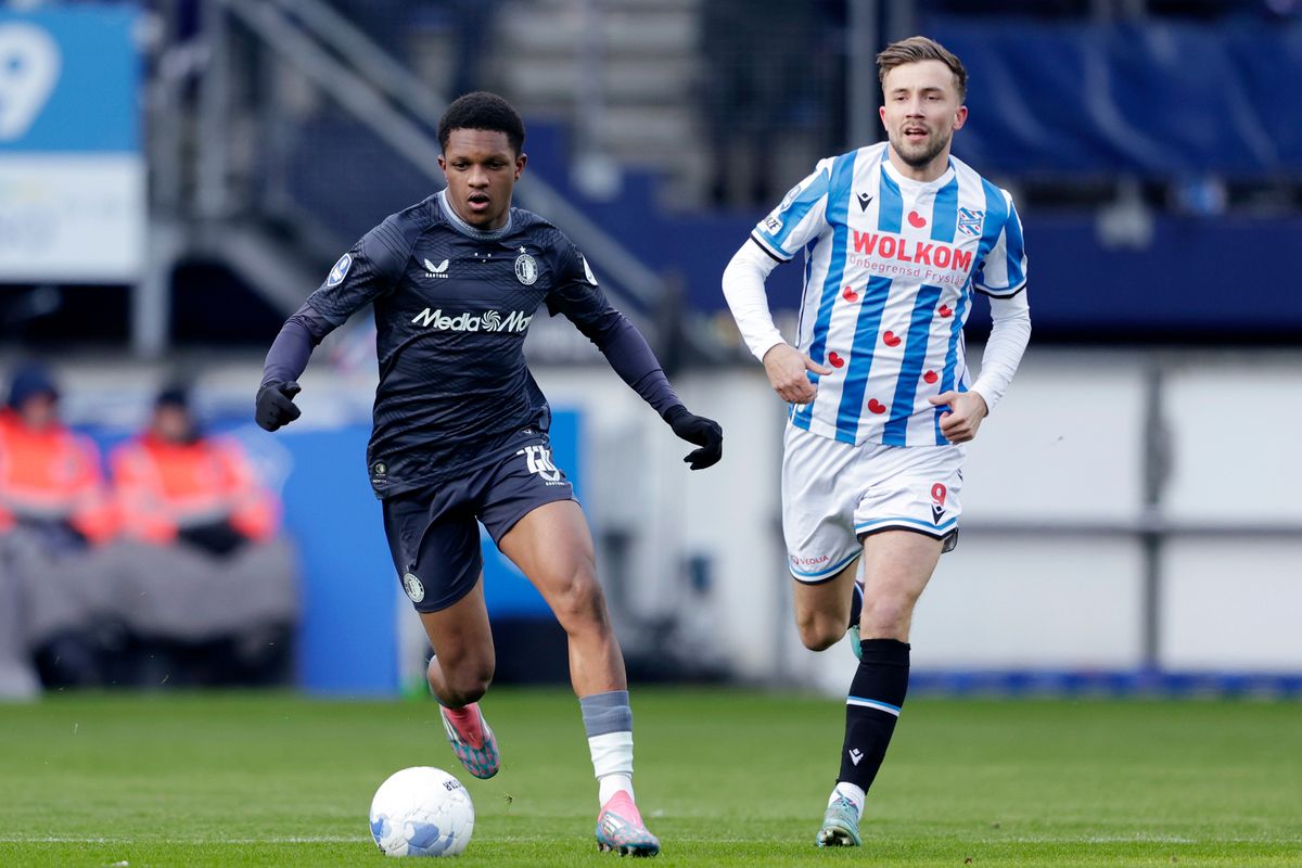 Givairo Read in Feyenoord away colours is pursued by Dylan Vente in SC Heerenveen home colours.