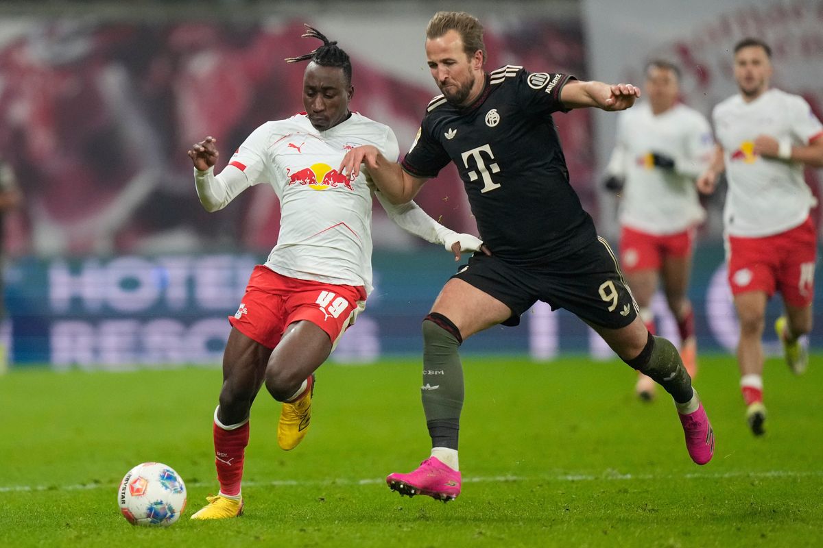 Leipzig's Yan Diomande and Bayern's Harry Kane challenge for the ball during the Bundesliga soccer match between RB Leipzig and FC Bayern Munich in Leipzig, Germany, Saturday, Jan. 17, 2026. (AP Photo/Matthias Schrader)