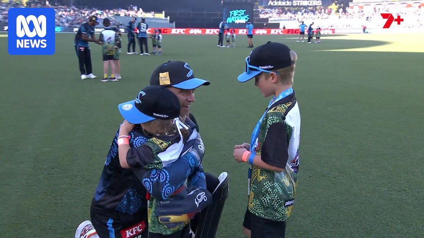 Alex Carey comforts daughter, top scores for Adelaide Strikers in BBL return loss to Perth Scorchers