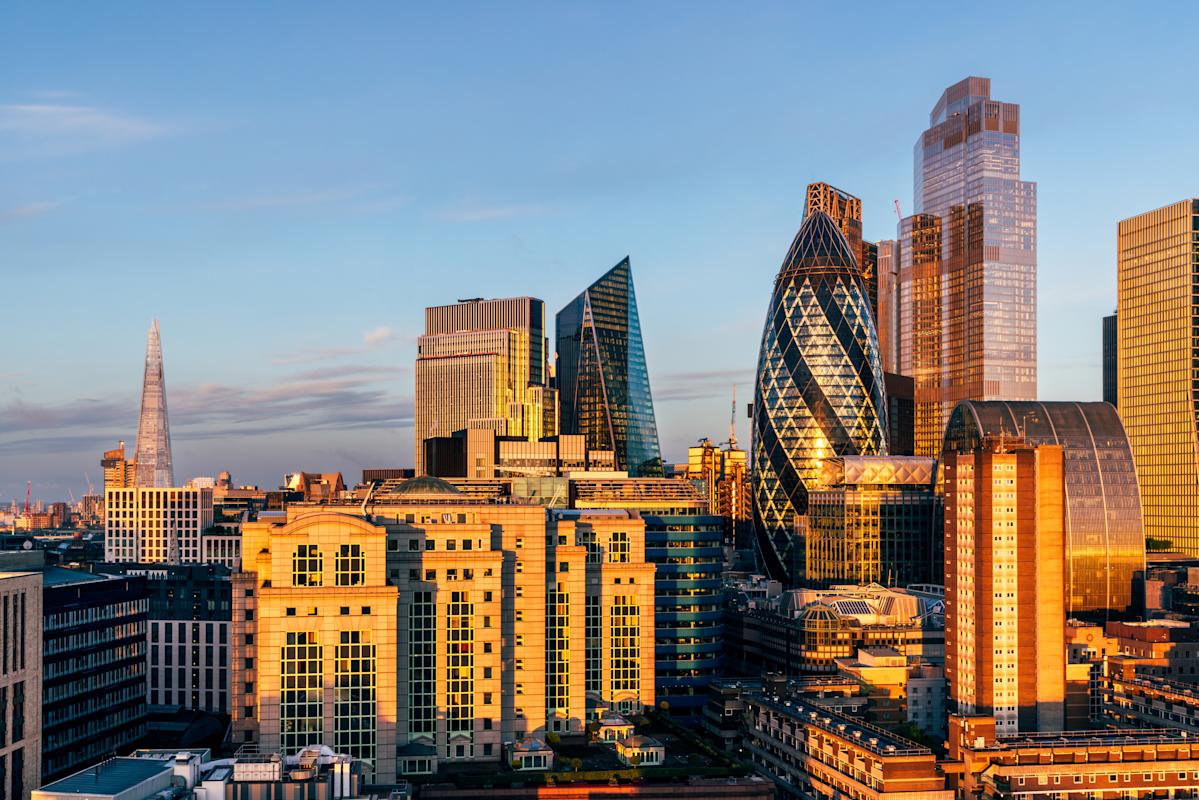 London markets hit 10,000 points for first time as 2026 trading kicks off