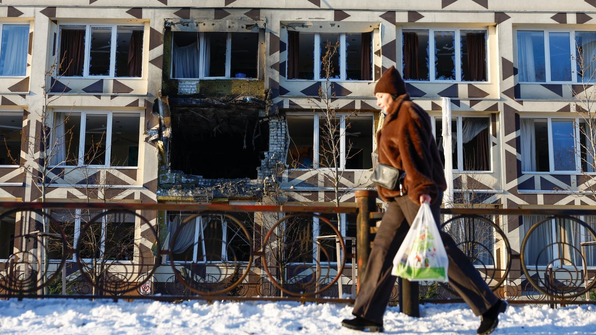 Russian strikes kill 2 in Kyiv on eve of Ukraine summit in Paris