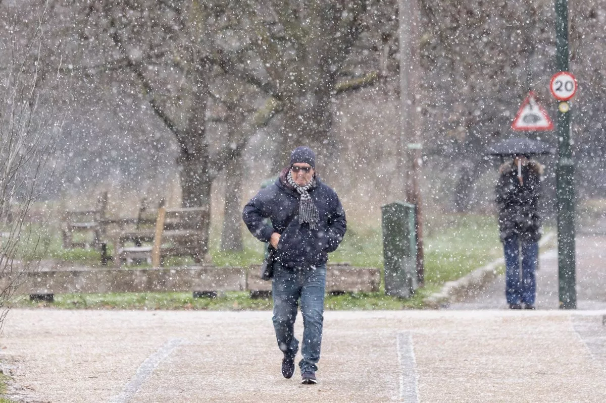 LONDON, ENGLAND – JANUARY 06: A pedestrian walks through snowfall in Barnes on January 06, 2026 in London, England. A cold snap affecting much of the UK and Europe continues, with the Met Office issuing weather warnings for snow and ice. (Photo by Brook Mitchell/Getty Images)