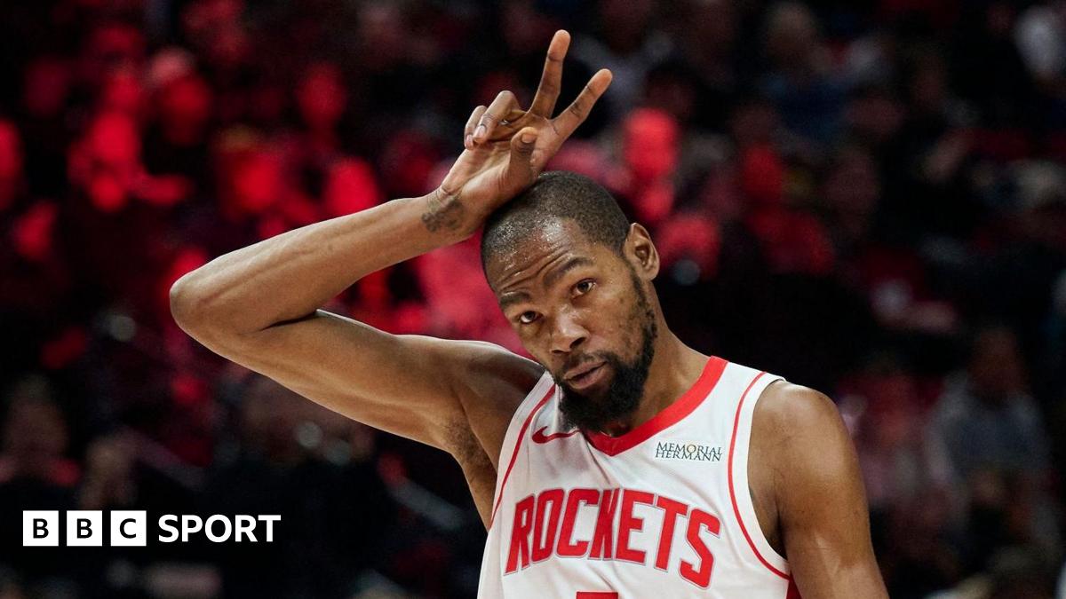 Kevin Durant makes a 'V' sign with his fingers above his head