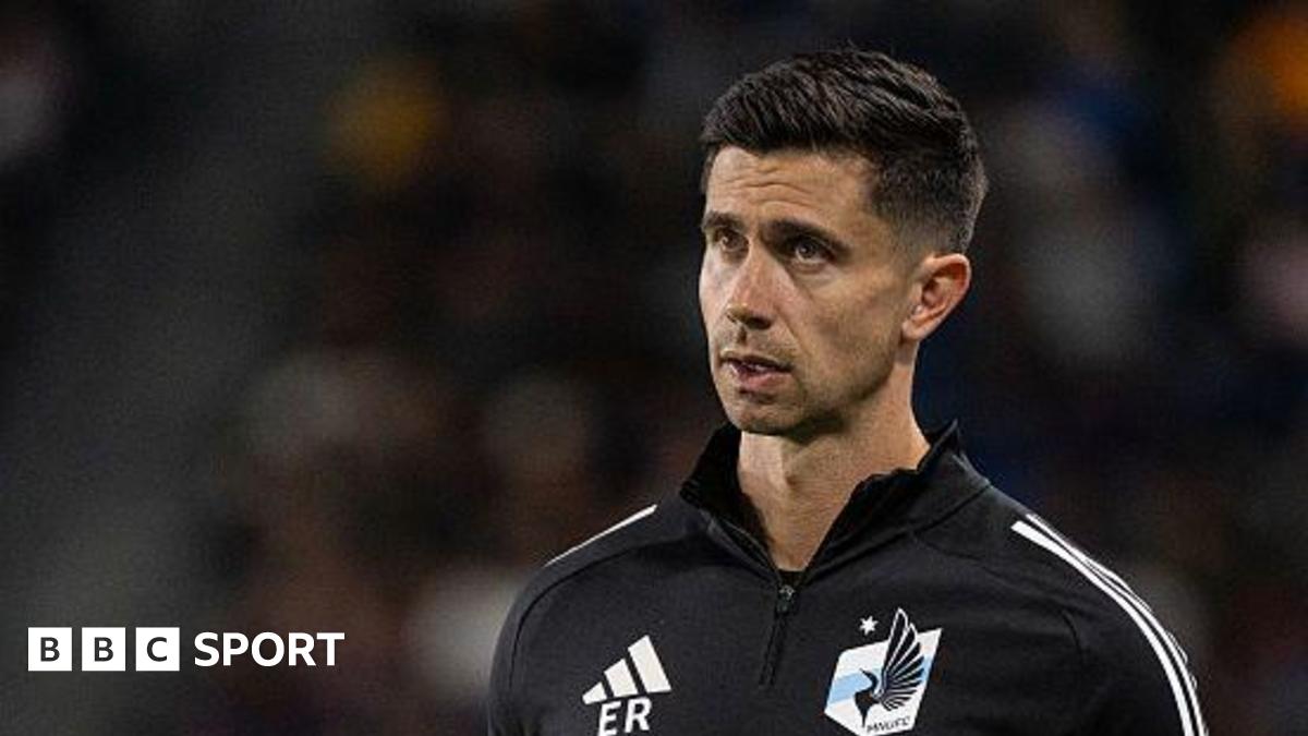 Eric Ramsay watches Minnesota United from the touchline during a match against Los Angeles Galaxy