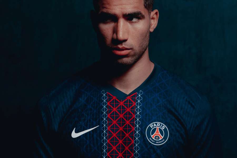 Hakimi wearing PSG's new shirt