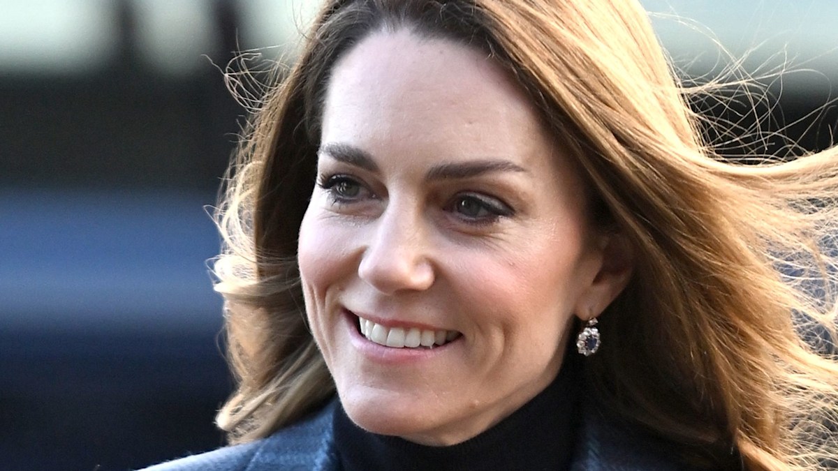 Kate Middleton debuts cinched coat in Scotland – and it's tartan