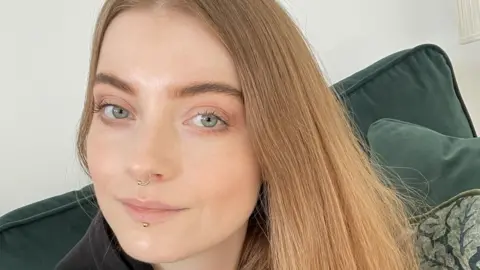 Dr Daisy Dixon A headshot of Dr Daisy Dixon 