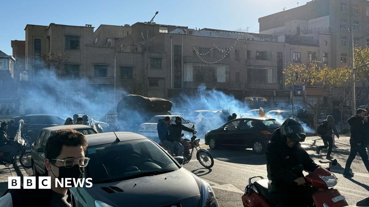 A cloud of tear gas floats across a road as cars and motorcycles pass through it, in Tehran (25/12/25)