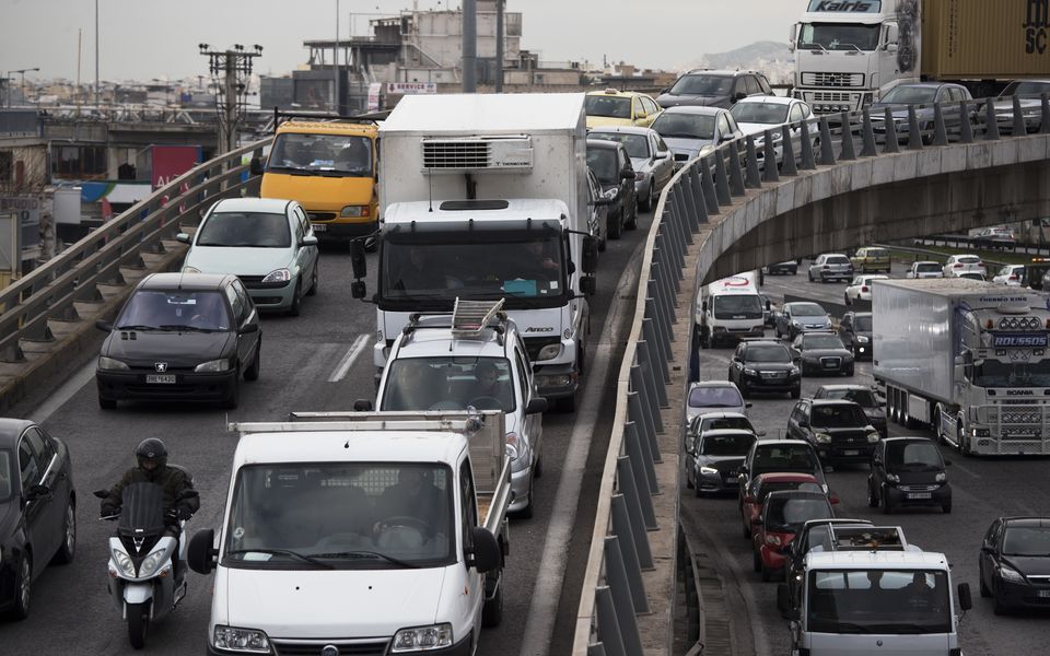Greece has oldest car fleet in Europe, industry report says