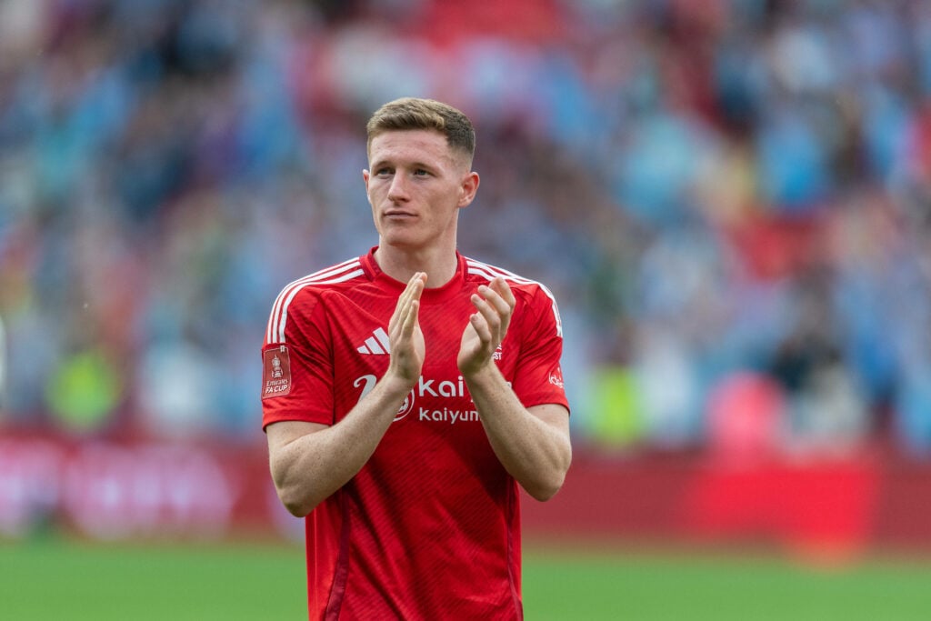 Elliot Anderson clapping in a red Nottingham Forest shirt