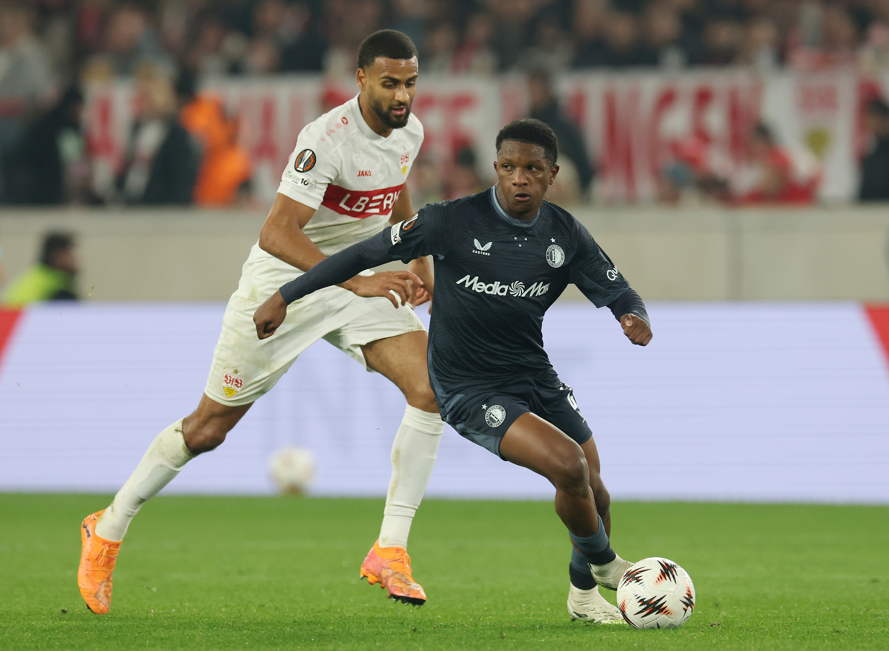 Givairo Read dribbles with the ball during Feyenoord game.
