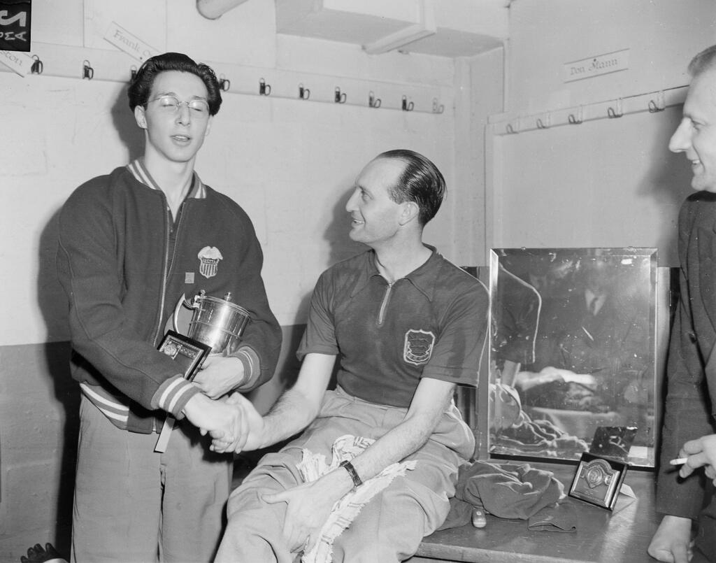 Reisman and friends (Photo: AP) מרטי רייזמן