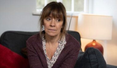 Emmerdale fans 'work out' who shifty Rhona has been texting | Soaps