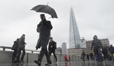 UK economy returns to growth as car manufacturing rebounds