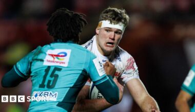 Taine Plumtree fends a Pau tackle