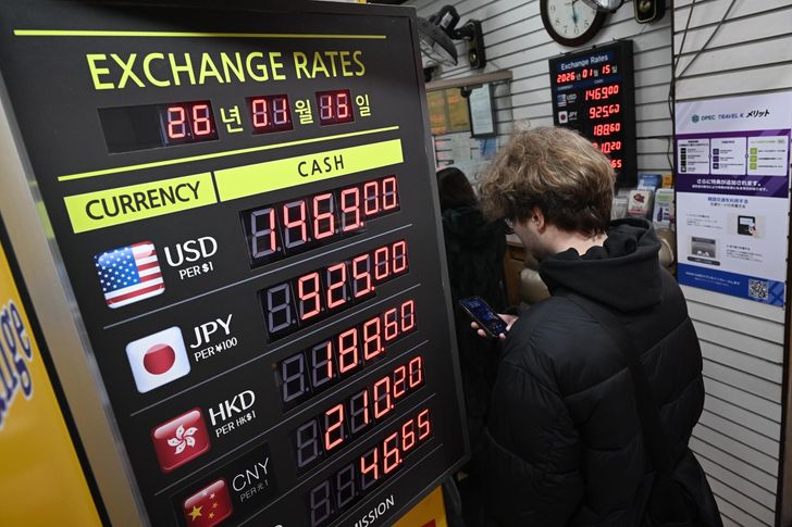 A screen at a currency exchange booth in Seoul’s Myeong-dong shopping district shows the Korean won trading at 1,469 per dollar, Thursday. The local currency strengthened by 7.8 won, closing at 1,469.7 won per dollar in daytime trading. Korea Times photo by Shim Hyun-chul
