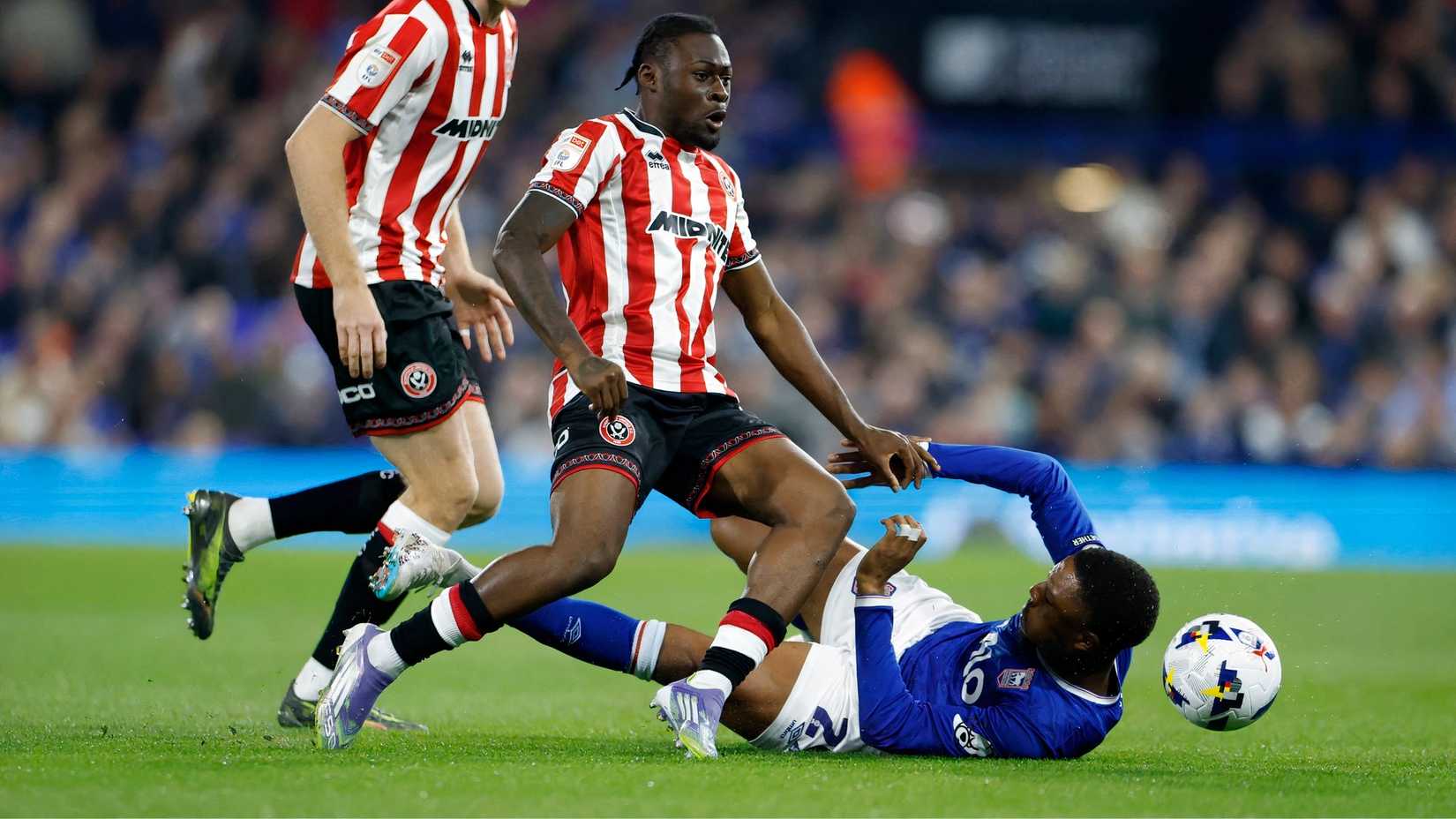 Sheffield United's Alex Matos in action with Ipswich Town's Chuba Akpom