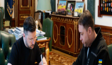 Ukrainian President Volodymyr Zelensky (left) and Ukrainian military intelligence chief Kyrylo Budanov (right) meet at the presidential office in Kyiv. Photo: 2 January 2026