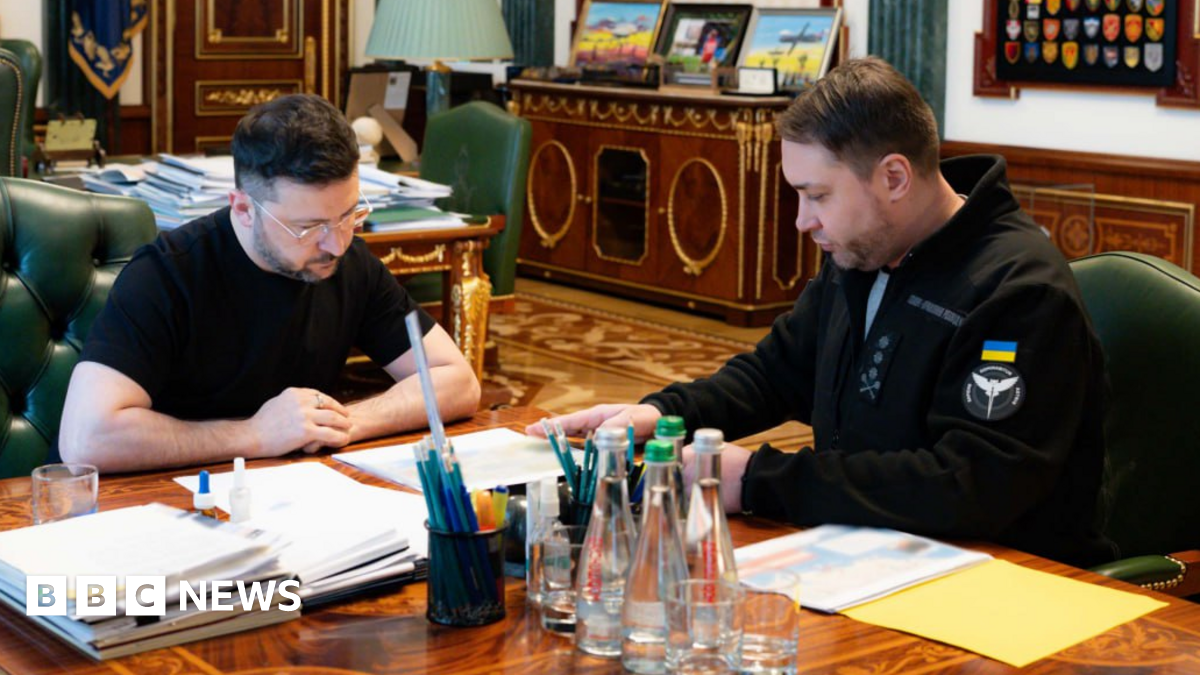 Ukrainian President Volodymyr Zelensky (left) and Ukrainian military intelligence chief Kyrylo Budanov (right) meet at the presidential office in Kyiv. Photo: 2 January 2026