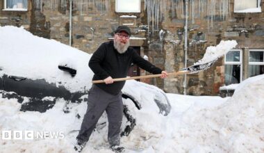 UK weather latest: Snow closes hundreds of schools as cold snap hits