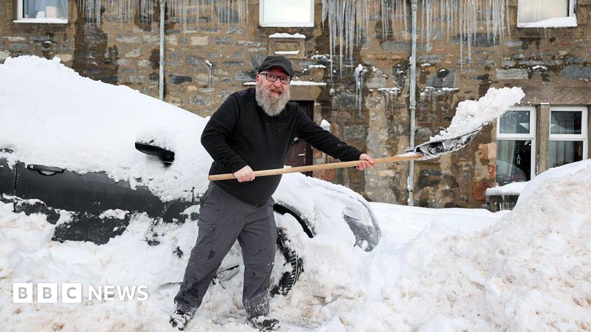 UK weather latest: Snow closes hundreds of schools as cold snap hits