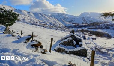 A scenic picture of snowy hills.