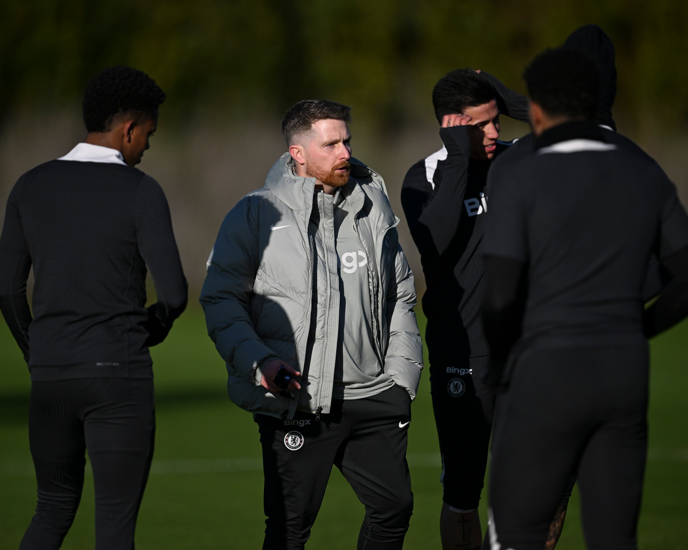 COBHAM, ENGLAND - JANUARY 2: U21 Head Coach Calum McFarlane and Enzo Fernandez of Chelsea during a training session at Chelsea Training Ground on January 2, 2026 in Cobham, England. (Photo by Darren Walsh/Chelsea FC via Getty Images)