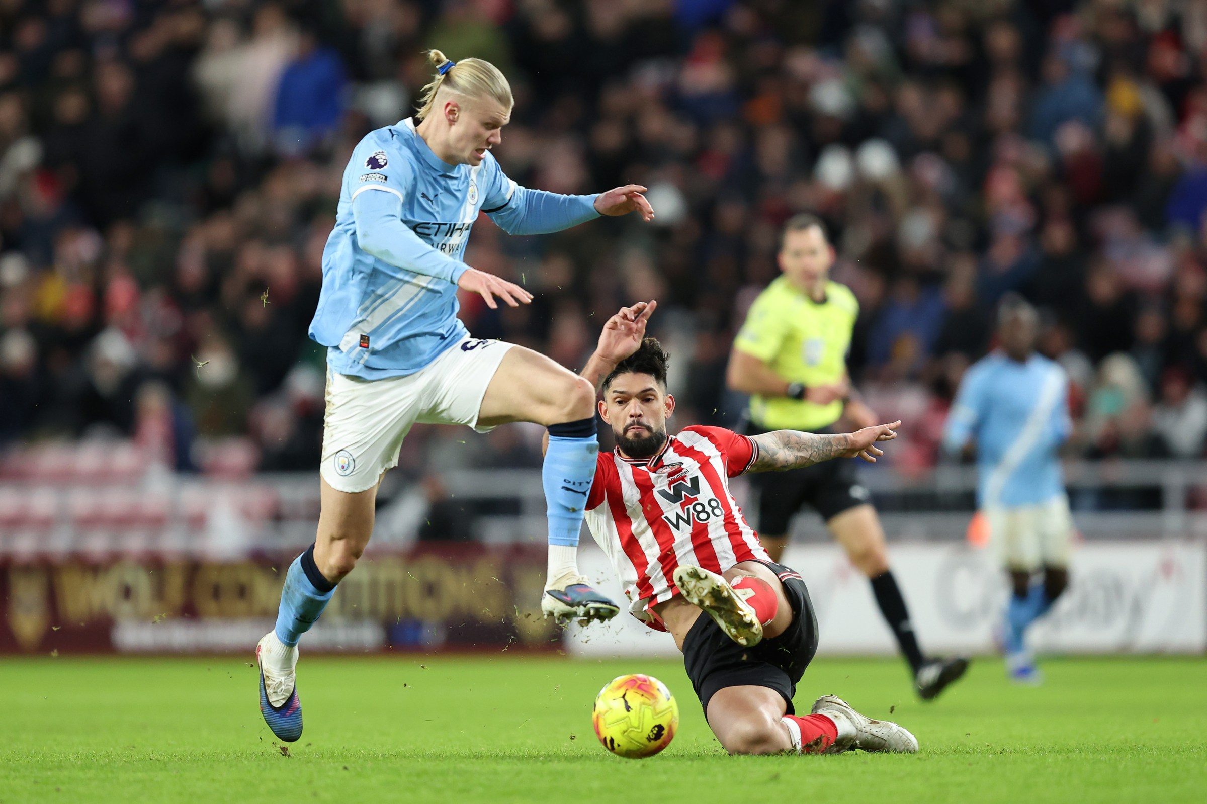 SUNDERLAND, ENGLAND - JANUARY 01: Omar Alderete of Sunderland tackles Erling Haaland of Manchester City during the Premier League match between Sunderland and Manchester City at Stadium of Light on January 01, 2026 in Sunderland, England. (Photo by Matt McNulty/Getty Images)