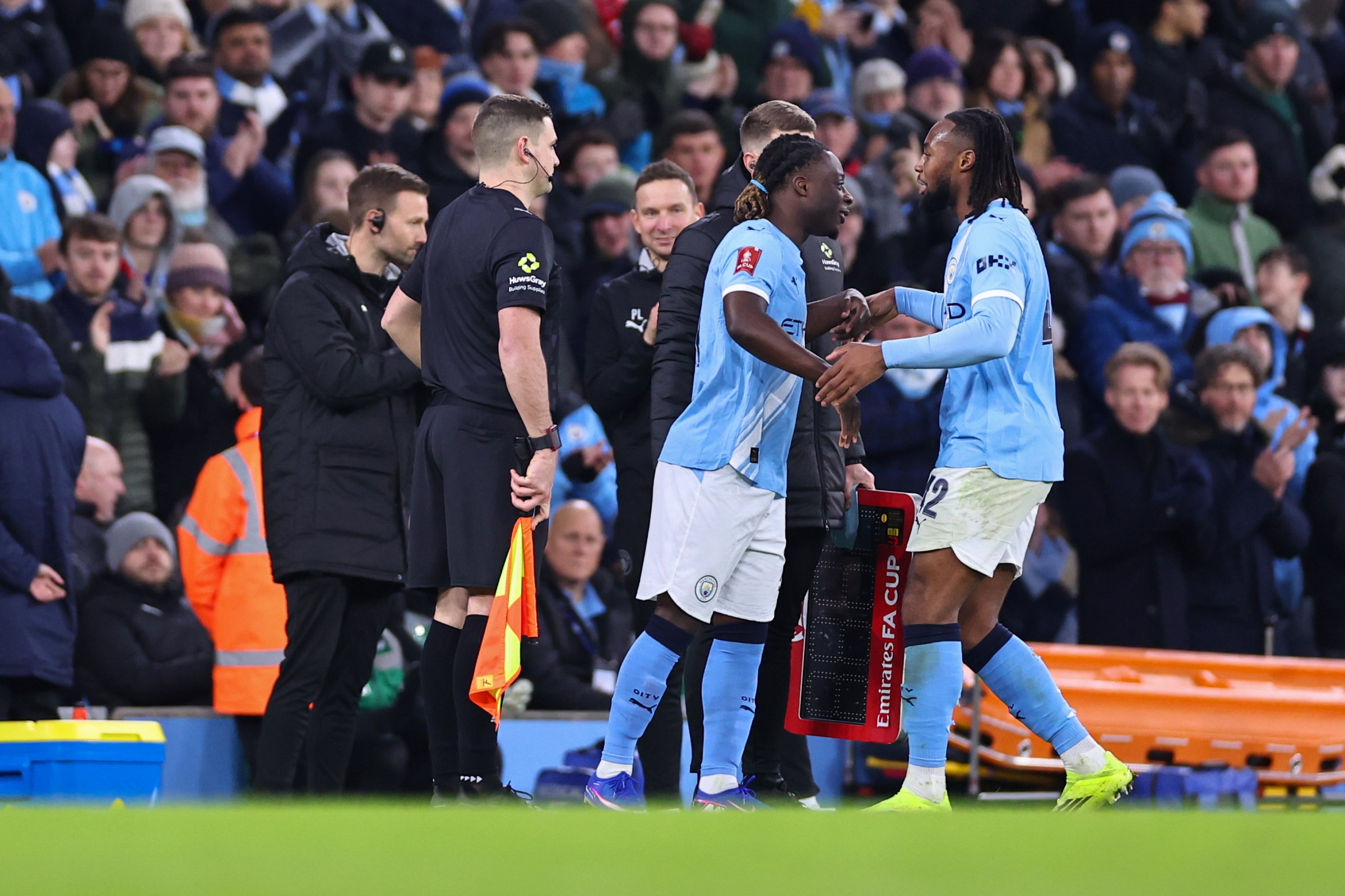 MANCHESTER, ENGLAND - JANUARY 10: Antoine Semenyo of Manchester City comes off for Jeremy Doku of Manchester City during the Emirates FA Cup Third Round match between Manchester City and Exeter City on January 10, 2026 in Manchester, England. (Photo by Robbie Jay Barratt - AMA/Getty Images)