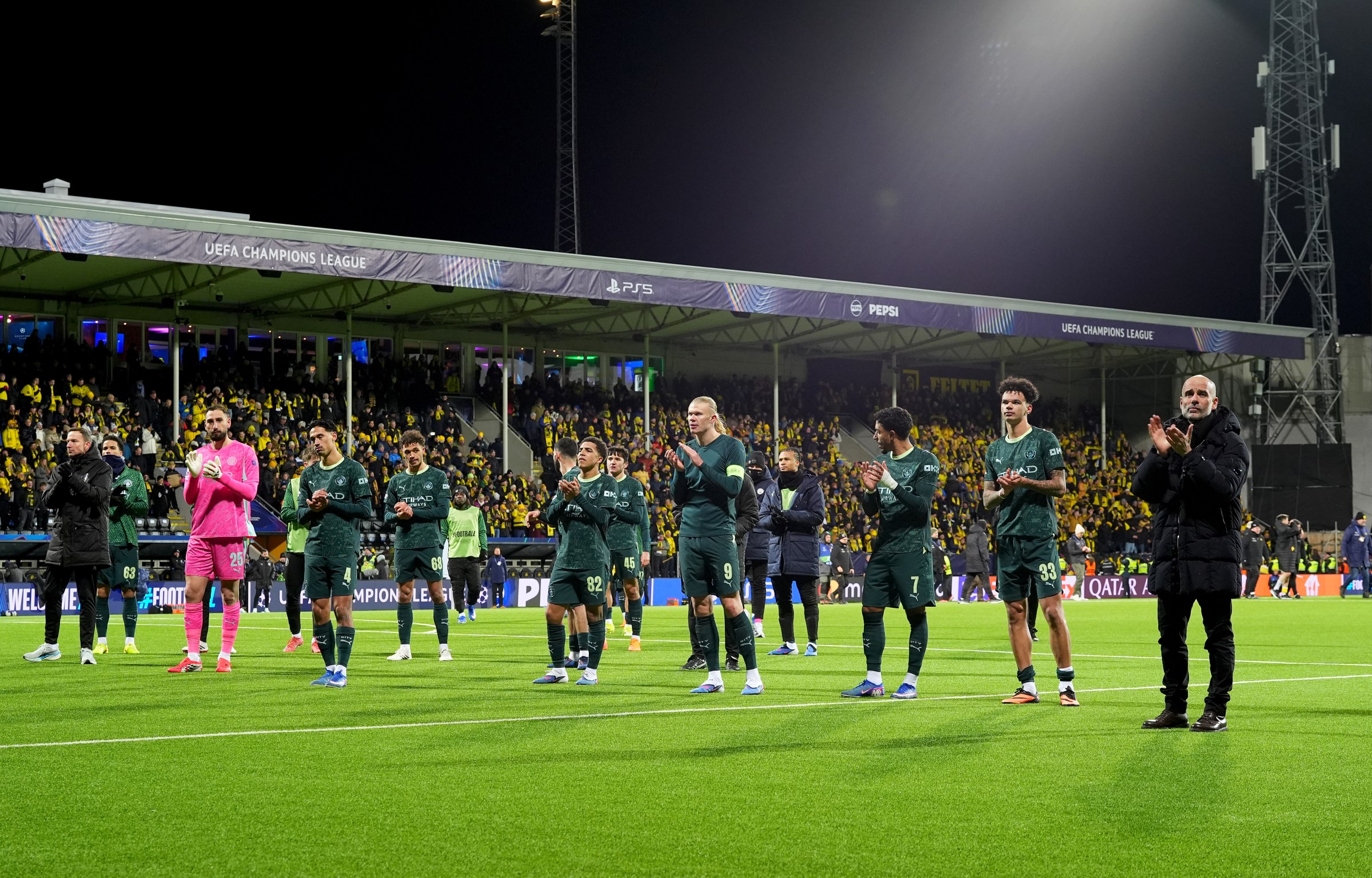 BODO, NORWAY - JANUARY 20: Players of Manchester City applaud the fans after the UEFA Champions League 2025/26 League Phase MD7 match between FK Bodo/Glimt and Manchester City at Aspmyra Stadion on January 20, 2026 in Bodo, Norway. (Photo by Martin Ole Wold/Getty Images)
