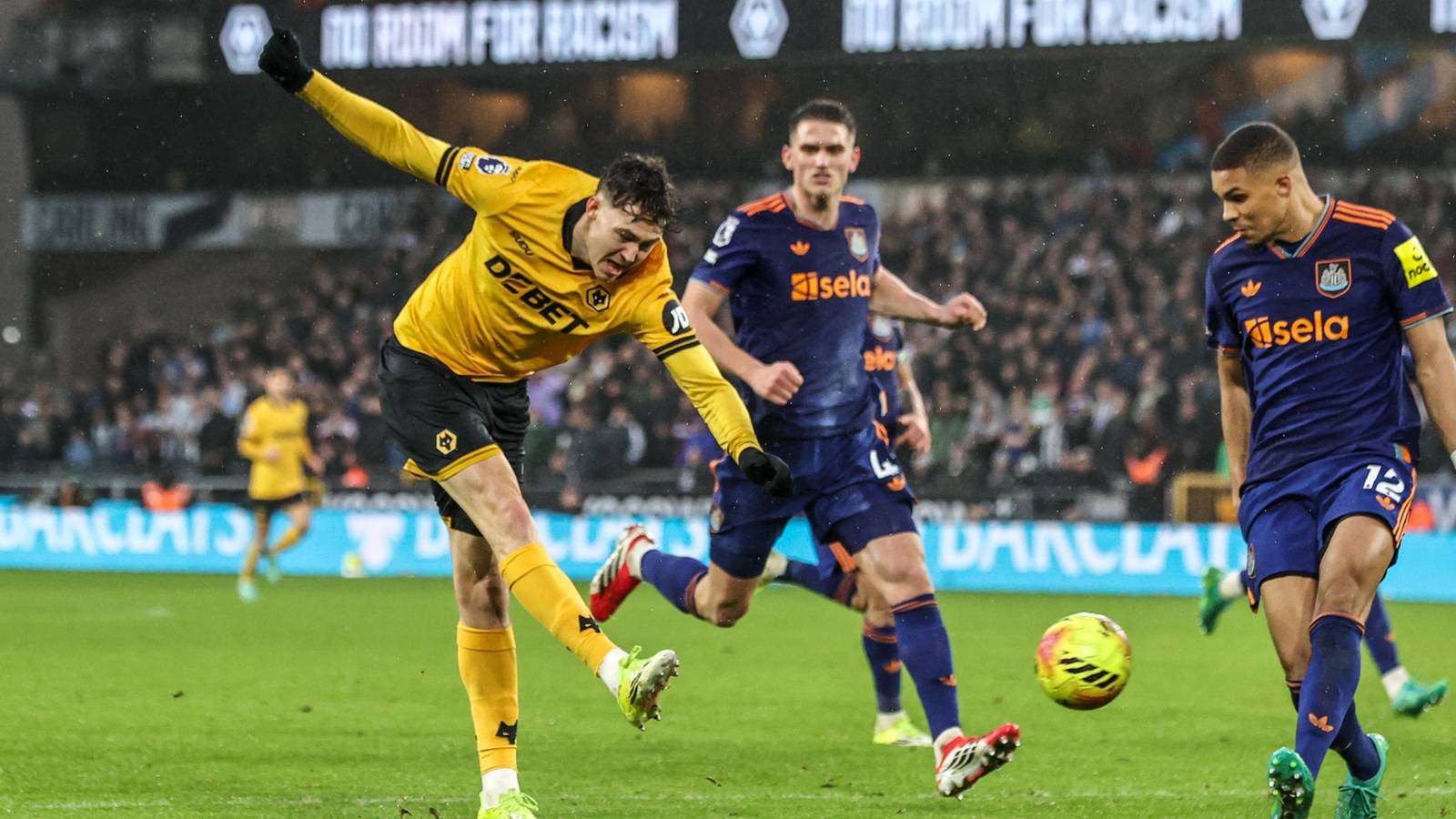 Leeds targeting late deal to sign bigger talent than Strand Larsen