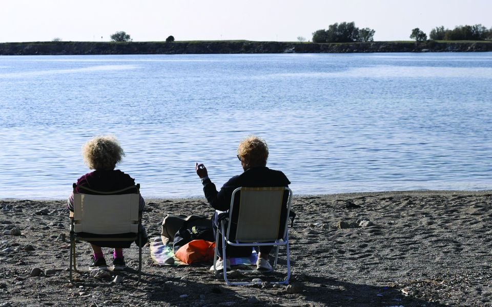 Record number of Greeks heading for retirement
