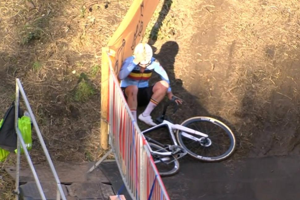 Marion Norbert Riberolle shoves Kristýna Zemanová during 2026 cyclocross world championships, then crashes after being disqualified