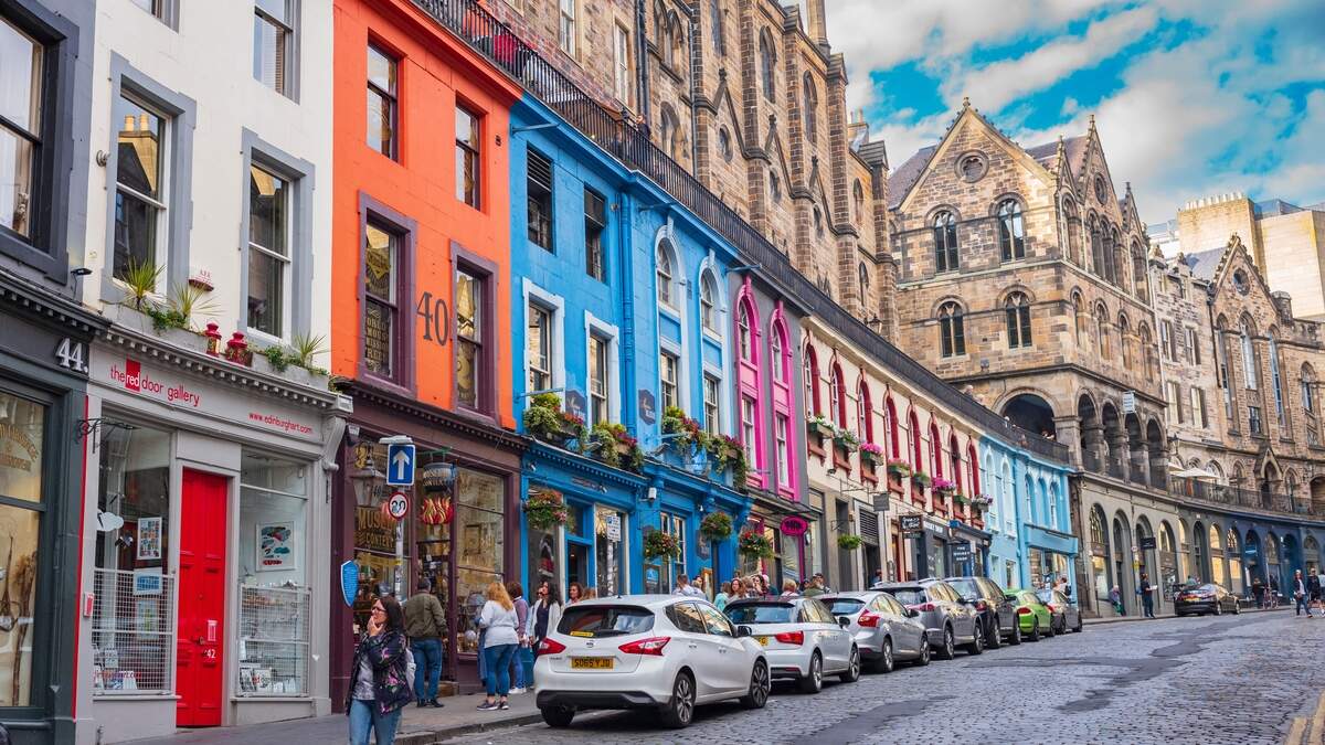 Edinburgh is made for walking, and you’ll naturally pass museums and galleries as you go