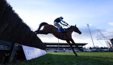 Edwardstone en route to victory in the Silviniaco Conti Chase.