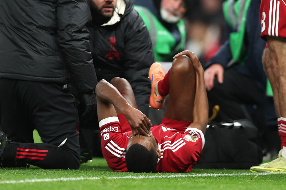 LONDON, ENGLAND: Aleksander Isak of Liverpool reacts to an injury after scoring his side's first goal during the Premier League match between Tottenham Hotspur and Liverpool at Tottenham Hotspur Stadium on December 20, 2025. (Photo by Alex Pantling/Getty Images)