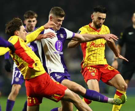 Toulouse's Charlie Cresswell in action with RC Lens's Adrien Thomasson
