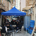 Dai Pai Dong temporarily occupying Alleyway in Hong Kong. Image © Jonathan Yeung Urban Banquet at the Curb: Hong Kong’s Third-Space Dining - Image 5 of 12